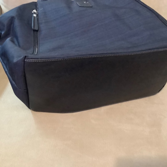 2 Roots Carry All Bags - Picture 7 of 9